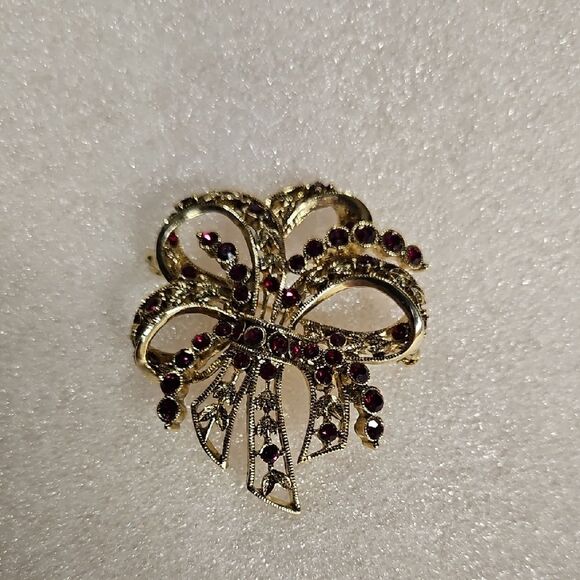 Vintage Signed Monet Ruby Red Rhinestones Bow Flower Goldtone Leaves Brooch Pin - Picture 1 of 5
